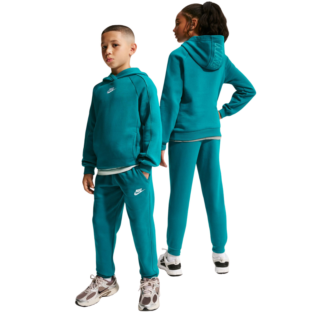 ND05_D1828-S HQ9318 372 Dres dla dzieci Nike Sportswear Club Fleece zielony HQ9318 372 r.S